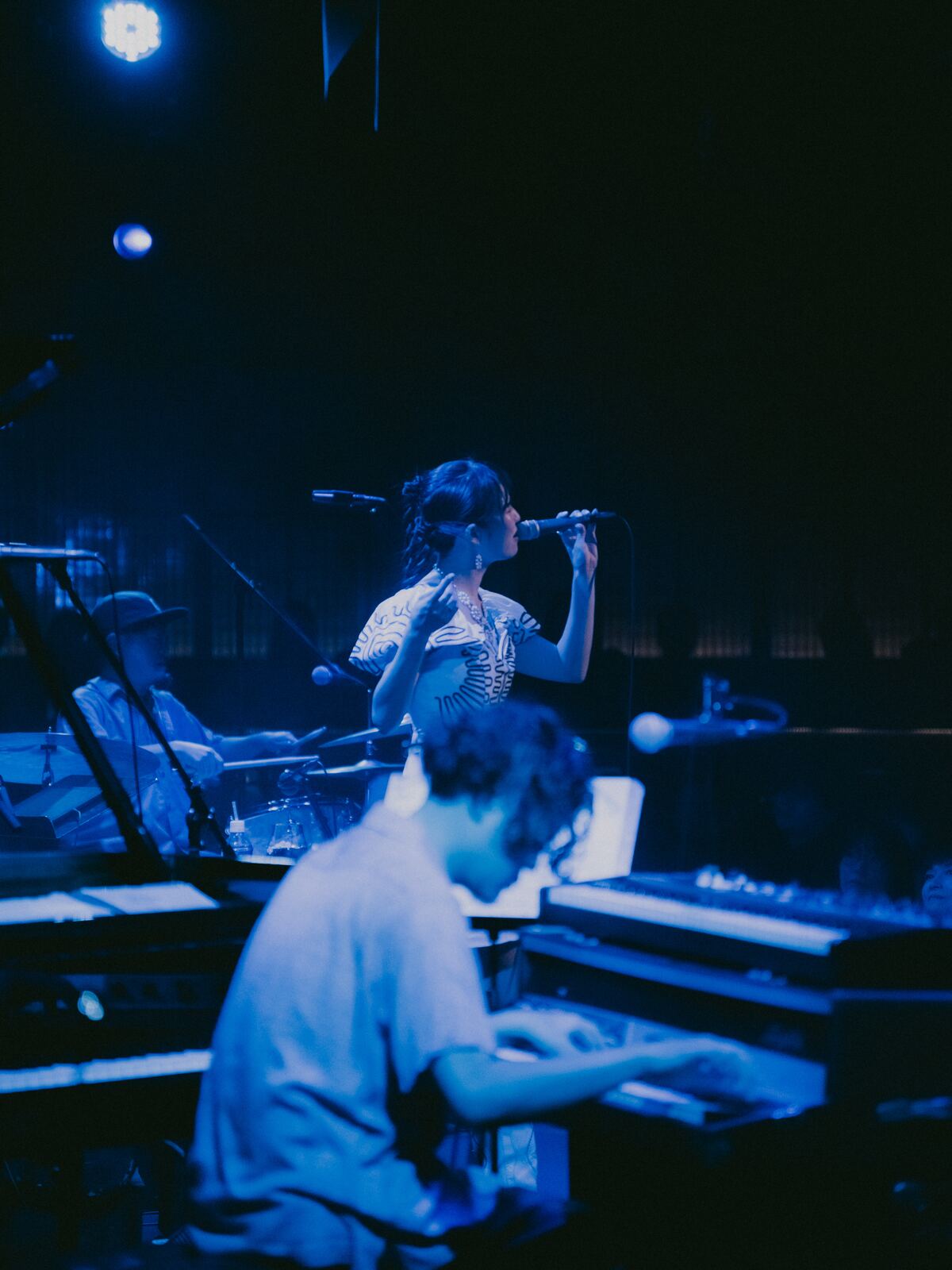 BLUE NOTE TOKYOで演奏するKiki Vivi Lily